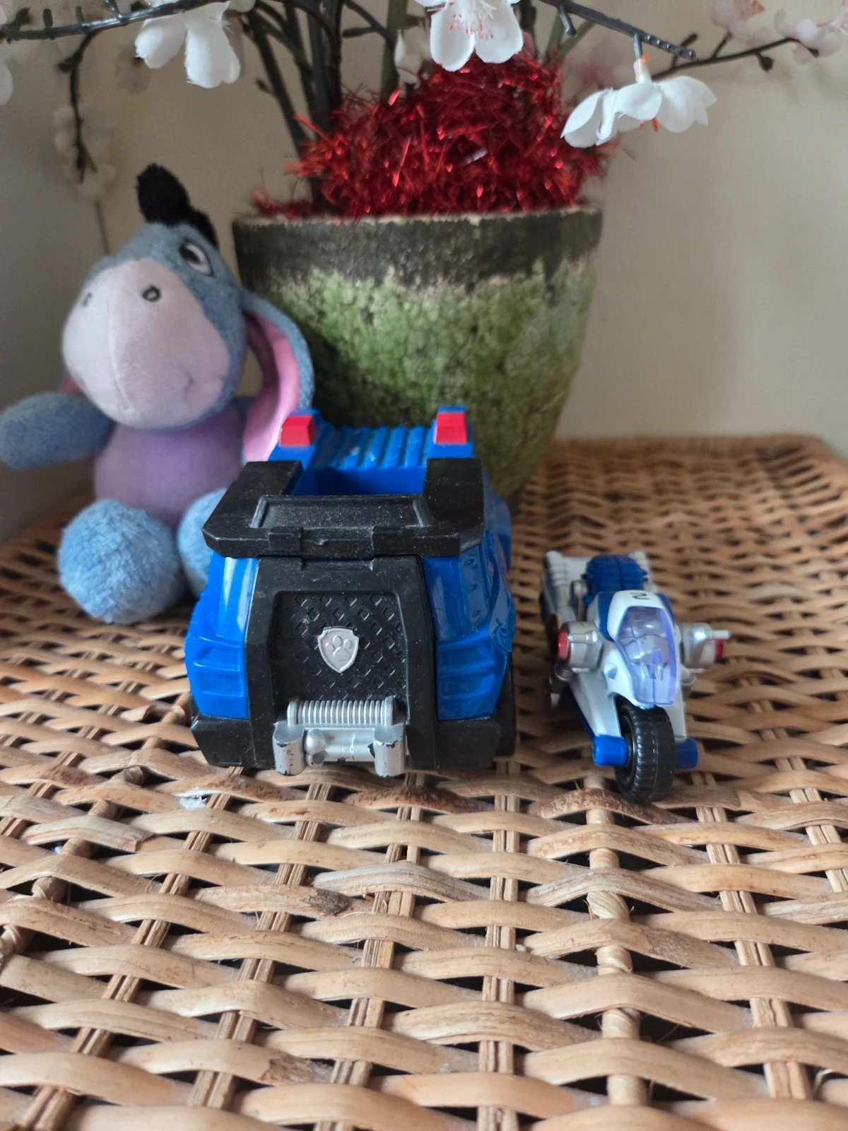 💜Voiture de chase avec une petite moto